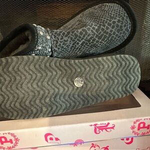 Victoria Secret Pink boots faux fur lined Size 5-6